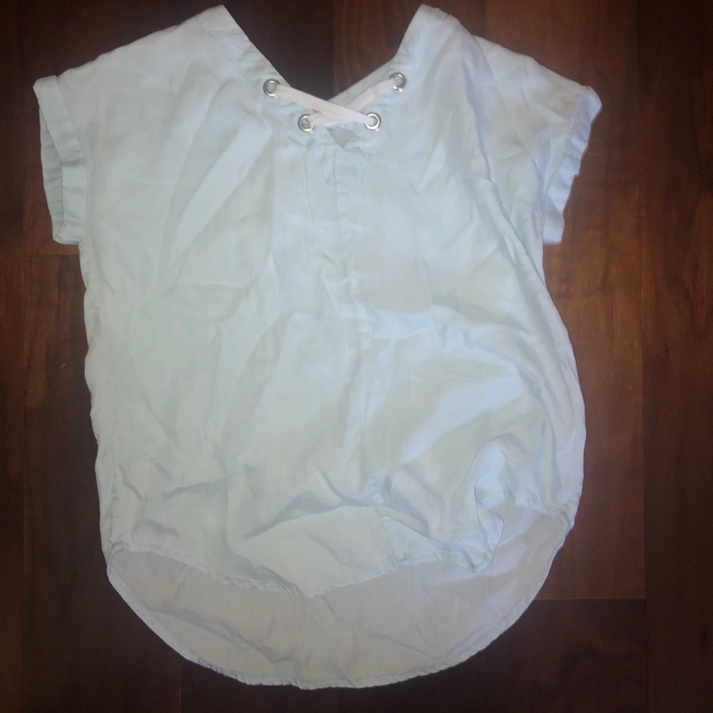 Kids tee with white string.
